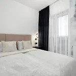 شقة Black And Yellow In Close To The River With Air Conditioned Living By Renters *