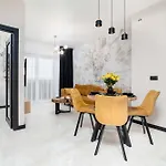Black And Yellow In Close To The River With Air Conditioned Living By Renters رشيشوف