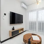 شقة Black And Yellow In Close To The River With Air Conditioned Living By Renters