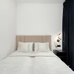 Black And Yellow In Close To The River With Air Conditioned Living By Renters رشيشوف