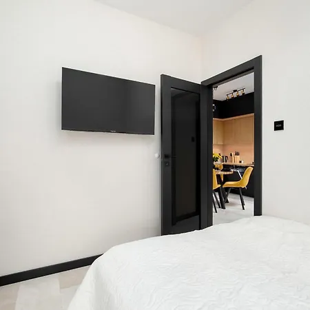 Black And Yellow In Close To The River With Air Conditioned Living By Renters Appartement