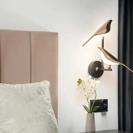 Black And Yellow In Close To The River With Air Conditioned Living By Renters شقة رشيشوف