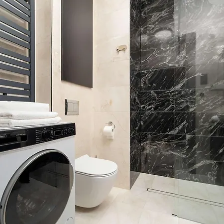 Black And Yellow In Close To The River With Air Conditioned Living By Renters Appartement