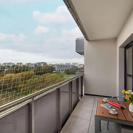 Black And Yellow In Close To The River With Air Conditioned Living By Renters شقة رشيشوف