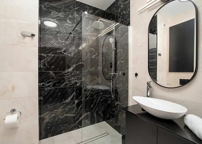 Black And Yellow In Close To The River With Air Conditioned Living By Renters *