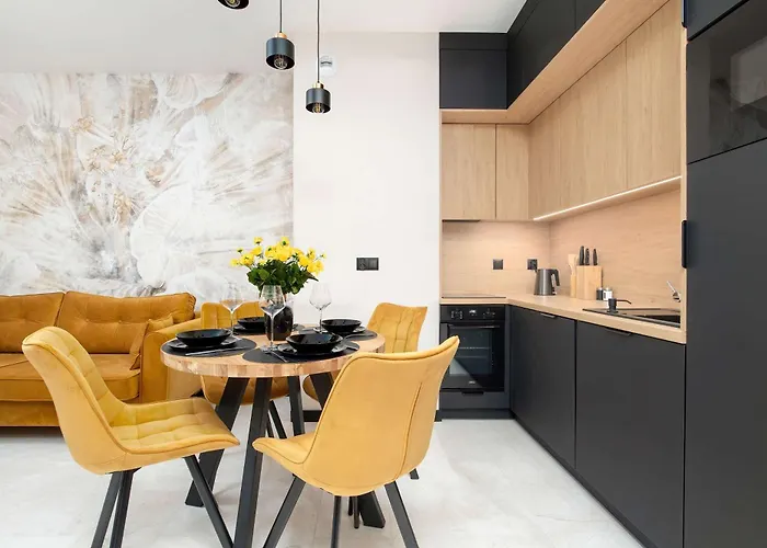Black And Yellow In Close To The River With Air Conditioned Living By Renters Апартаменти *