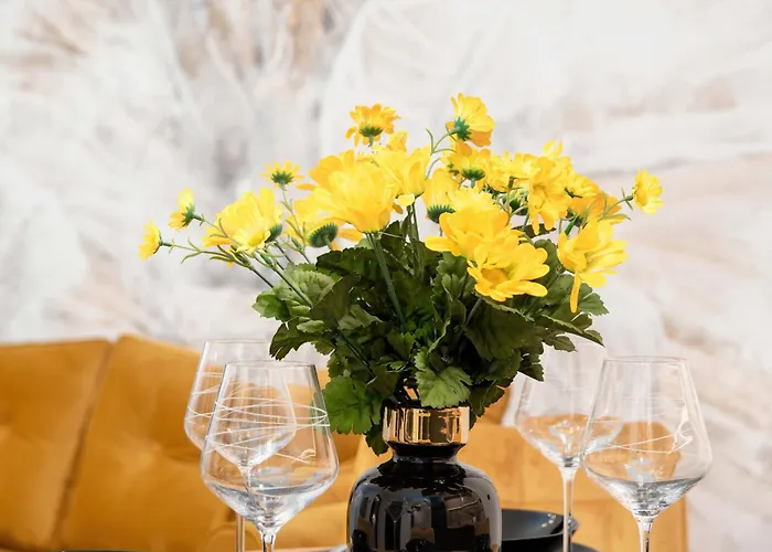 Black And Yellow In Close To The River With Air Conditioned Living By Renters * Ряшів