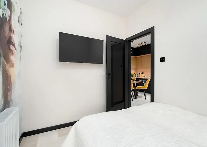 Black And Yellow In Close To The River With Air Conditioned Living By Renters Апартаменти