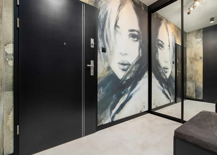 Black And Yellow In Close To The River With Air Conditioned Living By Renters